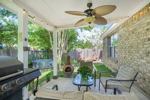 Terrace/patio - Spacious 4BR house w/ Cowboy Pool, Cold Plunge, Gym, Rock Wall in Pflugerville (Pflugerville)