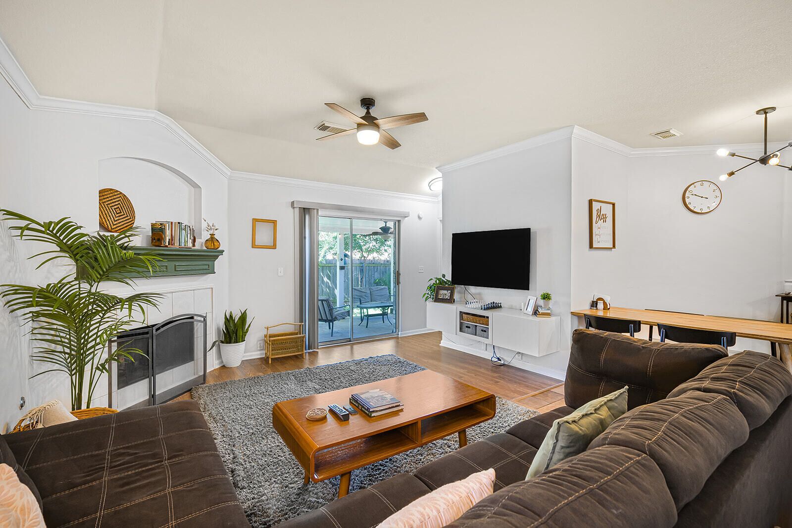 Älytelevisio, takka, kirjoja, tietokoneen näyttö