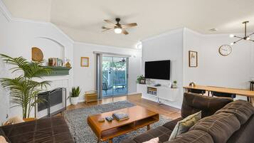 Älytelevisio, takka, kirjoja, tietokoneen näyttö