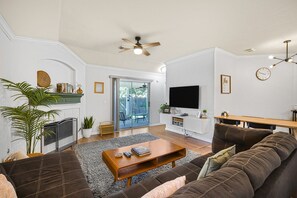 Smart TV, fireplace, books, computer monitors - Spacious 4BR house w/ Cowboy Pool, Cold Plunge, Gym, Rock Wall in Pflugerville (Pflugerville)