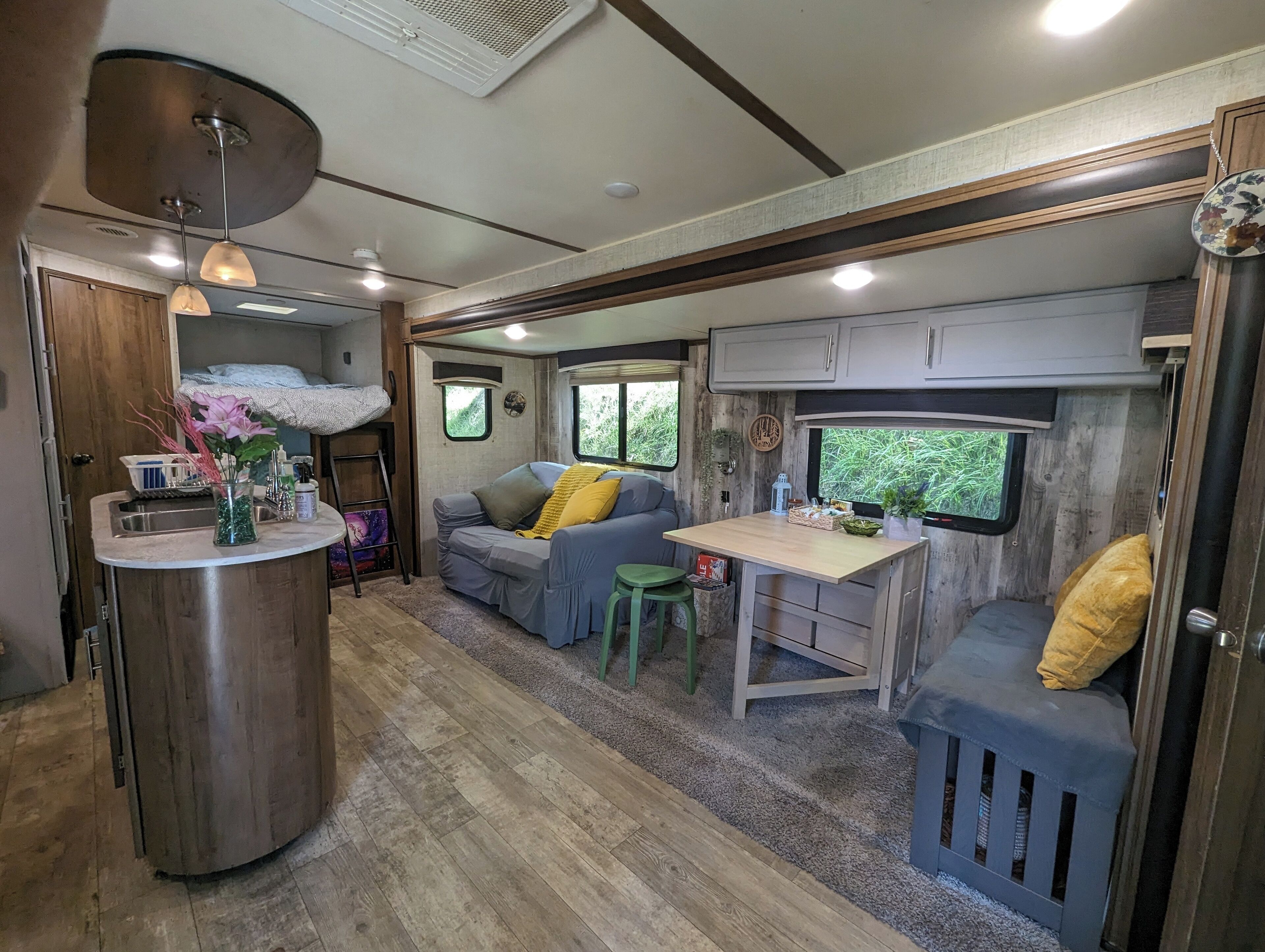 Cozy mountain camper 