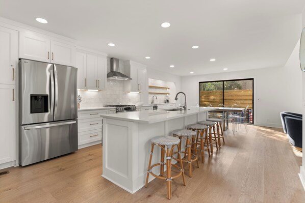 Kjøleskap, mikrobølgeovn, ovn og kokeplater