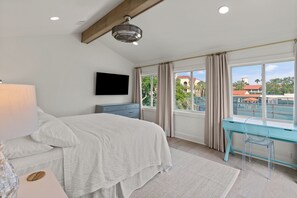 5 soverom, skrivebord, strykejern/-brett og reiseseng for barn