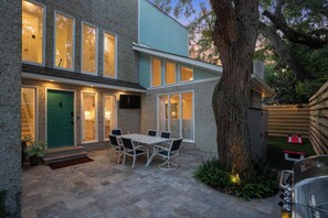 Outdoor dining - The Breeze: NEW Pool + HotTub + Steps to Beach + Top Restaurants & King & Prince (St. Simons Island)
