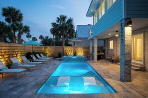 Utendørsbasseng og et oppvarmet basseng