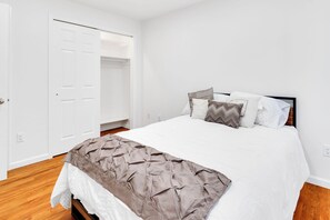 3 chambres, fer et planche à repasser, Wi-Fi, draps fournis