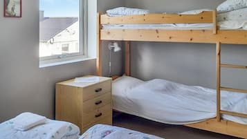 3 habitaciones, cuna de viaje y ropa de cama