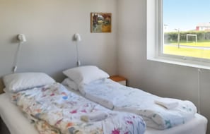 3 bedrooms, travel crib, bed sheets - 3 bedroom gorgeous apartment in Borhaug (Borhaug)