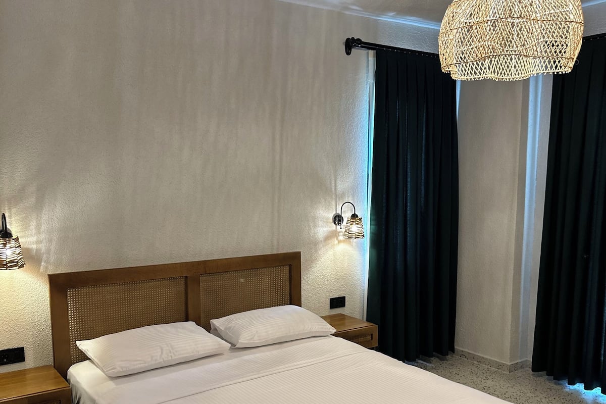 Deluxe Sea View Balcony | Värdeförvaringsskåp på rummet, skrivbord och gratis wi-fi