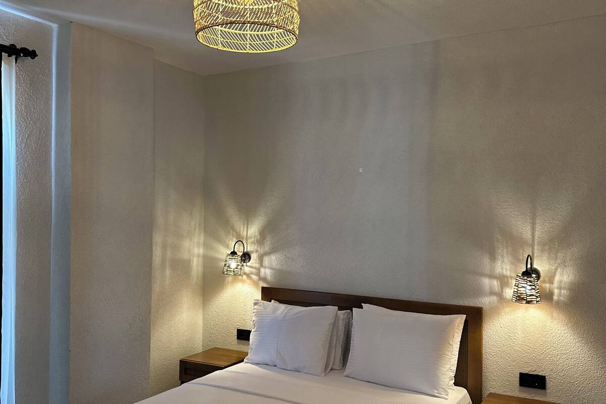 Deluxe Partial Sea View Without Balcony | Safe på rommet, skrivebord og wi-fi (inkludert)