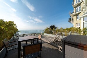 Outdoor dining - Luxury, dog friendly, two bedroom holiday apartment sleeping four with sea views in Lynmouth (Lynmouth,)