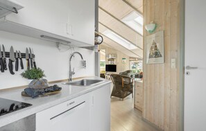 Kjøleskap, ovn, kokeplater og oppvaskmaskin