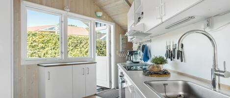 ثلاجة، فرن، موقد طهي مسطح، غسالة أطباق