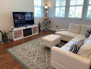 Smart TV, fireplace - Cozy Southern Retreat #2: 3 Bedrooms with 3.5 Baths, Near Square & Ole Miss (Oxford)
