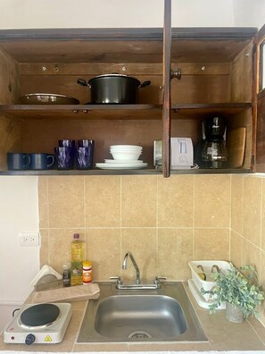 Een koelkast, een magnetron, een kookplaat