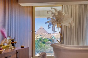 Suite sénior, balcón, vistas a la montaña | Sábanas de algodón egipcio y ropa de cama de alta calidad