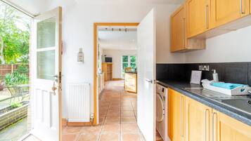 House | Private kitchen | Fridge, microwave, oven, stovetop