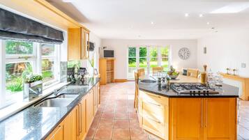House | Private kitchen | Fridge, microwave, oven, stovetop