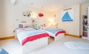 Ferienhaus | 4 Schlafzimmer, Bügeleisen/Bügelbrett, kostenloses WLAN, Bettwäsche