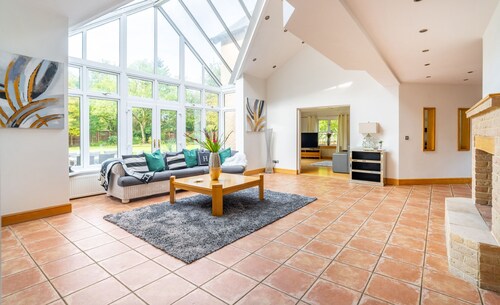 Norwich Luxury Getaway With 4 Bedrooms & Annex