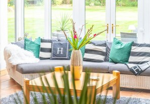 Ferienhaus | Wohnbereich | Fernseher, Kamin