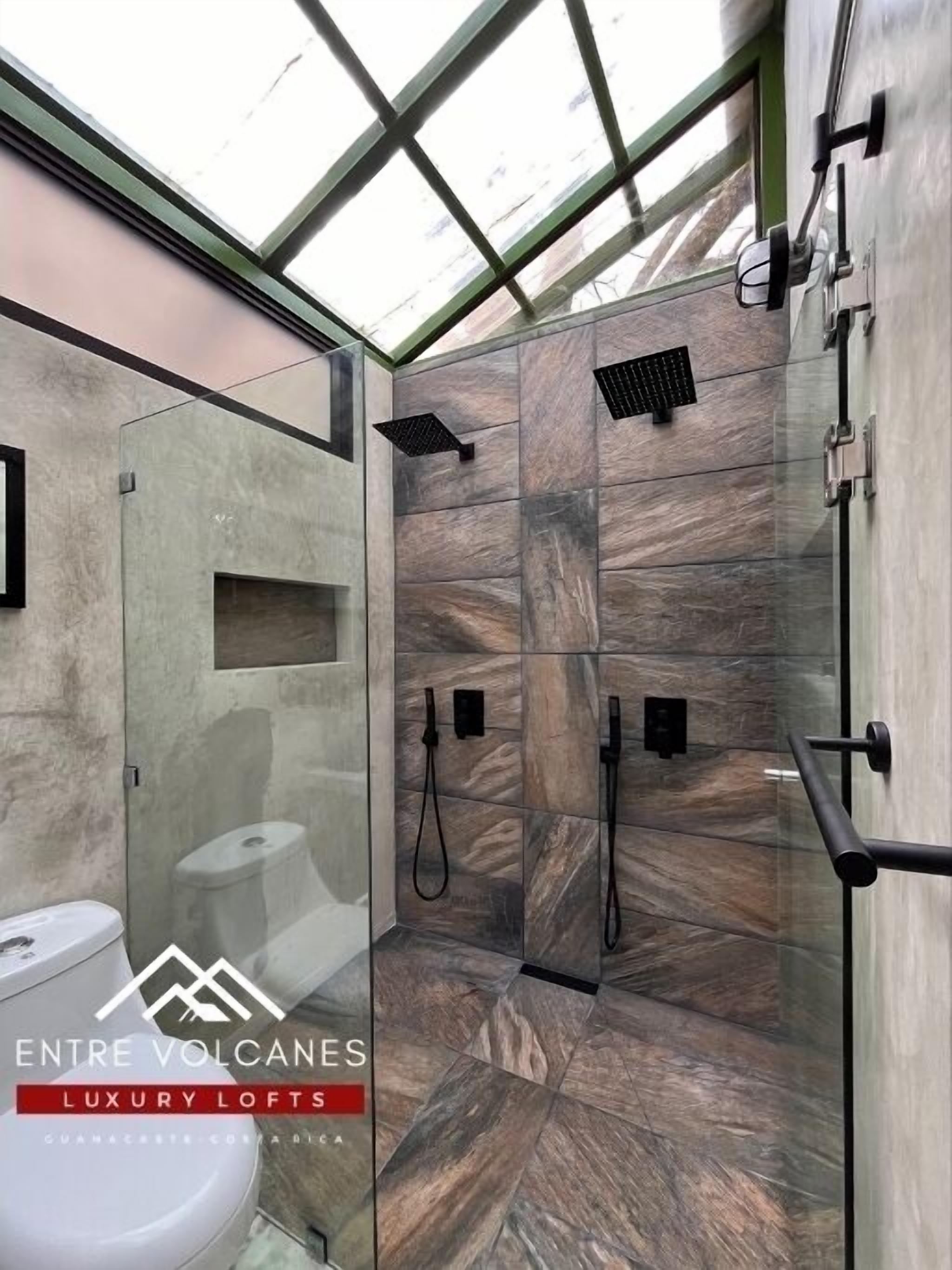 Bidet, toallas, jabón, shampoo