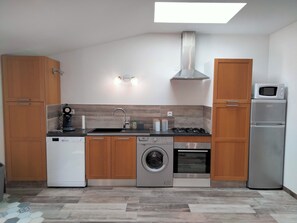 Kühlschrank, Mikrowelle, Ofen, Herdplatte