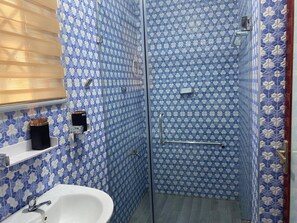 House | Bathroom | Shower, towels - Serenity Retreat in Ashongman Estate (North Legon)