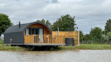 Hytte - eget badeværelse - søudsigt | Udendørsområde