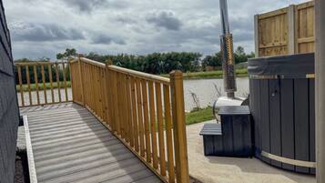 Hytte - eget badeværelse - søudsigt | Udendørs spabad