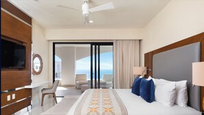 Habitación de hotel con cama, televisión, escritorio, silla y balcón con vistas.