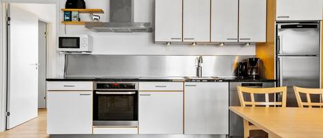 Køleskab, kogeplade, opvaskemaskine, kaffe-/temaskine