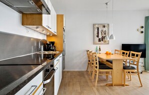 Réfrigérateur, surface de cuisson, lave-vaisselle, cafetière-théière