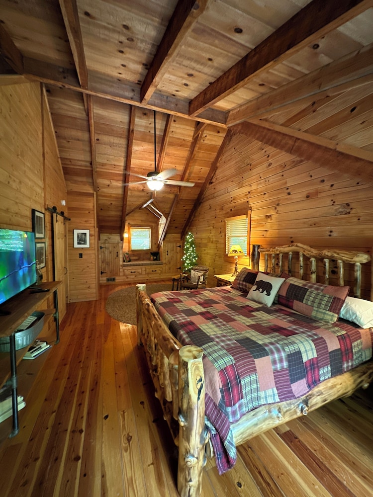 Cozy Cartecay River Cabin with hot tub, fire pit and porch swing bed! Gilmer County Vrbo