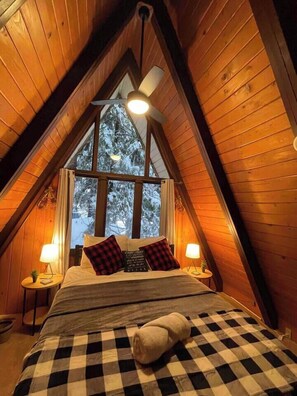 3 bedrooms, desk, iron/ironing board, travel cot