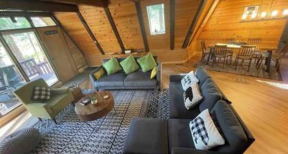 Chalet- HOT TUB, Family,Pets, FirePit,Arcade Game