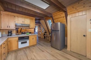 Fridge, microwave, oven, stovetop - Family Chalet- HOT TUB, Pets, Arcade Game, FirePit (Arnold)