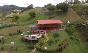 Casa econômica, vista para o lago | 4 quartos, Wi-Fi de cortesia, roupa de cama