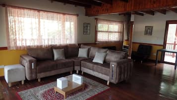 Economy House, Lake View | 4 bedrooms, free WiFi, bed sheets