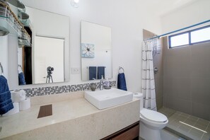 Deluxe-Haus, 3 Schlafzimmer, Nichtraucher, Terrasse | Badezimmer | Toilettenpapier