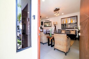 Deluxe House, 3 Bedrooms, Non Smoking, Patio | Living area