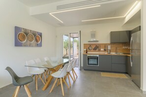 Réfrigérateur, four à micro-ondes, un four, lave-vaisselle