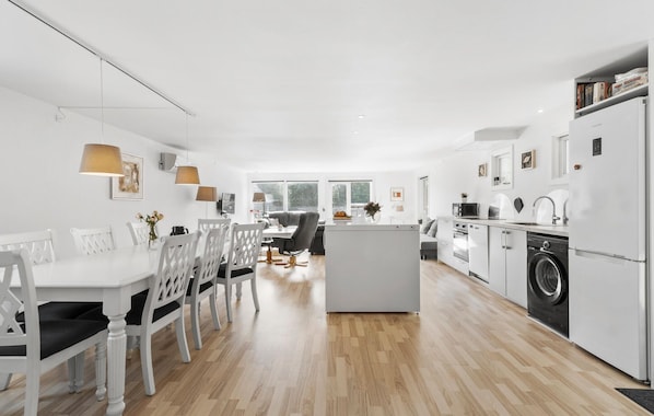 Réfrigérateur, four à micro-ondes, un four, surface de cuisson