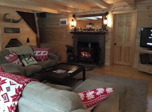 Smart TV, fireplace, DVD player, books - Private Cozy Charming 4-bedroom home in Bartlett with AC, WiFi on a small pond (Bartlett)