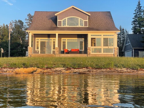 The most Charming cottage in the U.P. with 4 bedrooms & WiFi, on Lake Milakokia