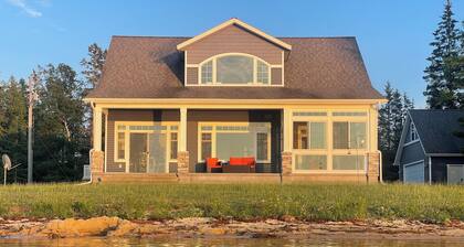 The most Charming cottage in the U.P. with 4 bedrooms & WiFi, on Lake Milakokia