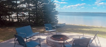 The most Charming cottage in the U.P. with 4 bedrooms & WiFi, on Lake Milakokia