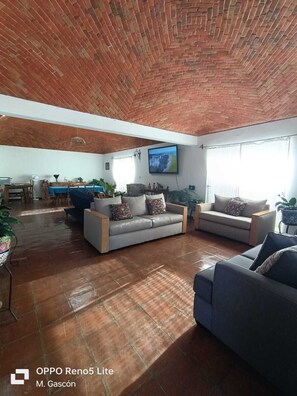 Smart TV - Excelente Casa de Espacios Amplios, Para Reuniones Familires y de Amigos (Tequisquiapan)