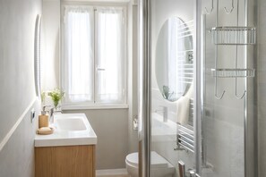 Shower, hair dryer, bidet, towels - Sunny Monteverde Escapes (ROMA)