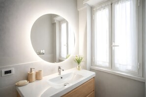 Unclassified image, 5 of 15, button